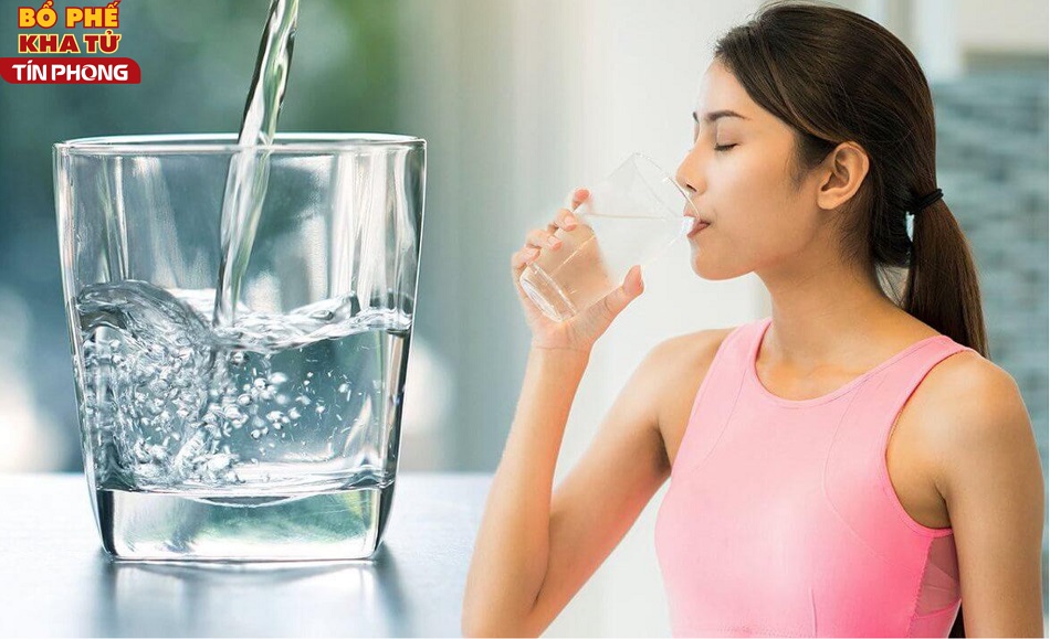 Uống nhiều nước và vệ sinh họng sạch sẽ hàng ngày giúp ngăn ngừa ho có đờm tái phát.
