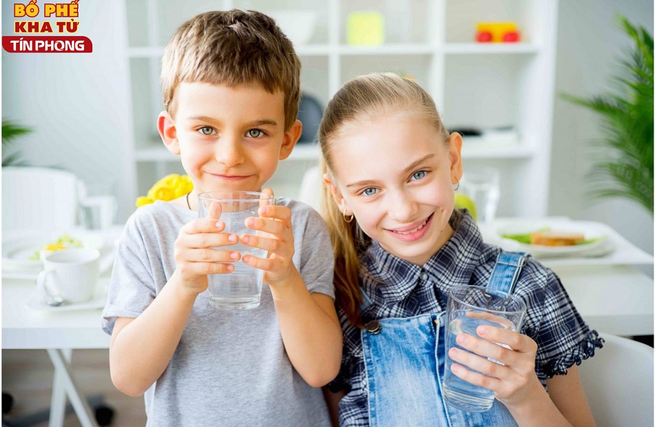 Để giảm ho có đờm, cha mẹ nên cho bé uống nhiều nước mỗi ngày